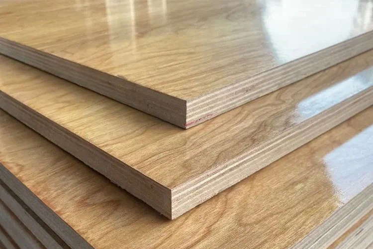 Tavola in compensato con rivestimento UV